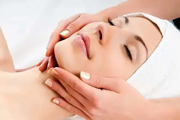 آیا ماساژ واقعاً می‌تواند غبغب را از بین ببرد